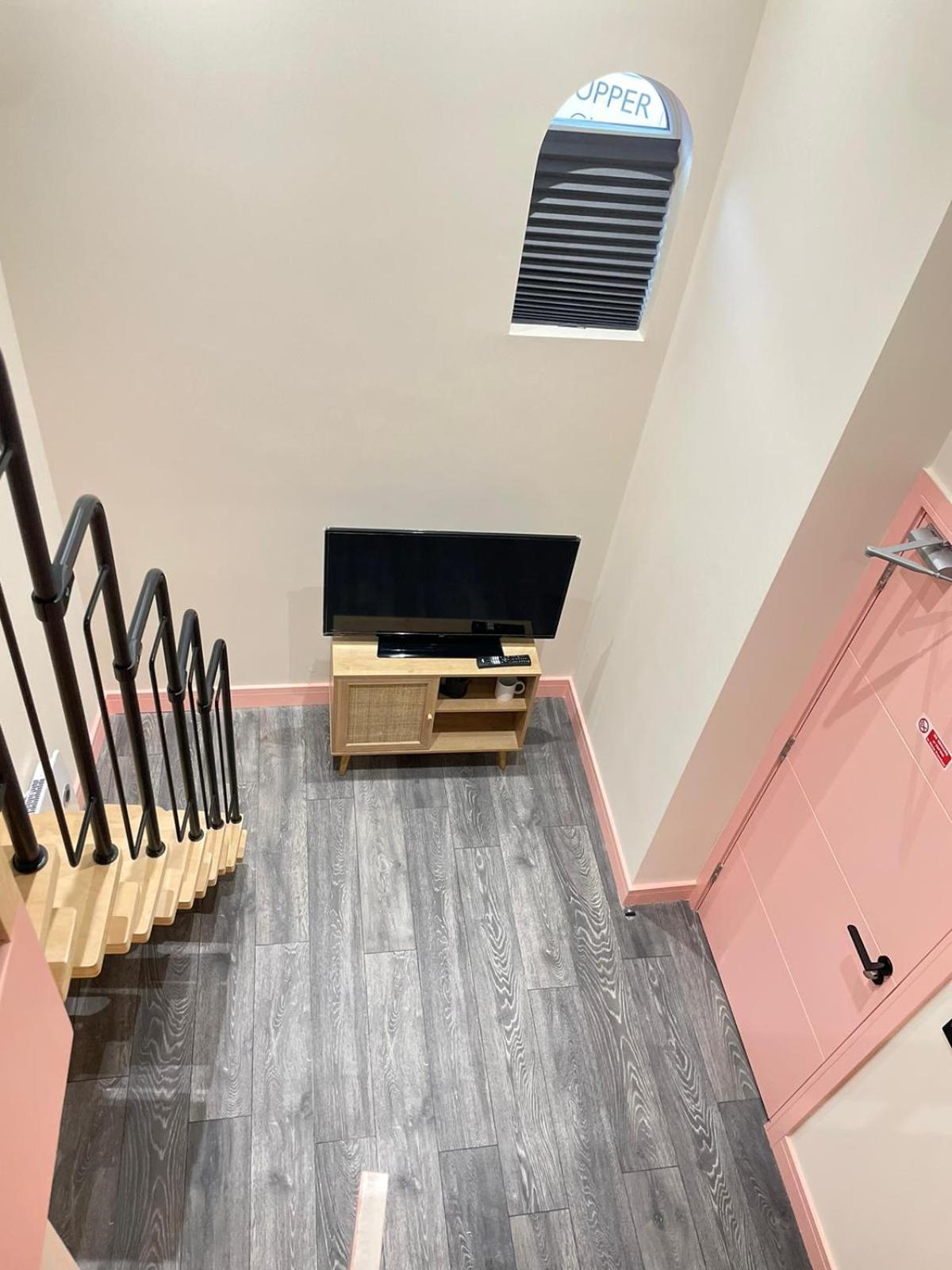 Cozy En-Suite Loft In Trendy Local ลอนดอน ภายนอก รูปภาพ